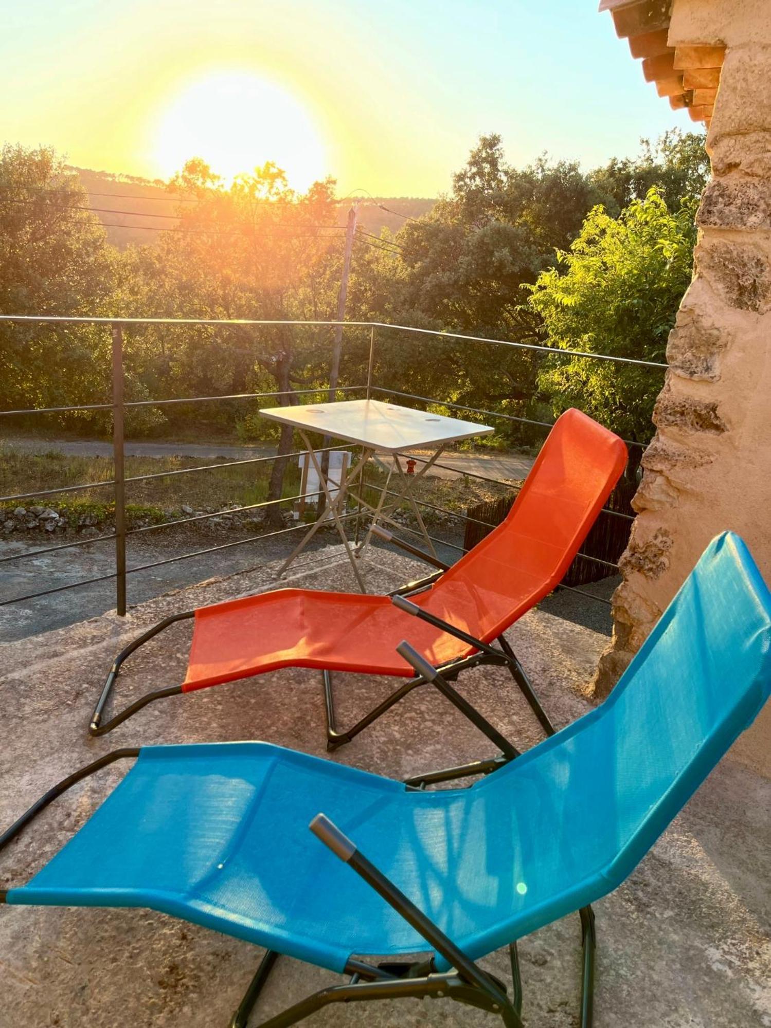La Parenthese Du Var - Gite Avec Grande Terrasse Vue Sur Piscine Saint-Antonin-du-Var Exterior photo